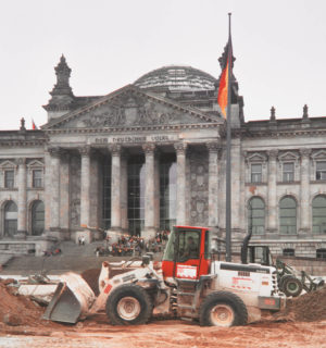 Bagger von BTB vor dem Berliner Reichstag hebt Erde aus