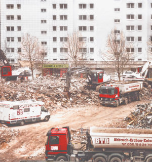 Abriss des East Gate in Berlin, mehrere LKW von BTB transportieren den Bauschutt von der Baustelle ab