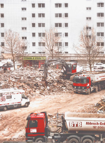 Abriss des East Gate in Berlin, mehrere LKW von BTB transportieren den Bauschutt von der Baustelle ab