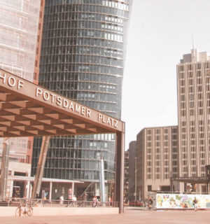 Potsdamer Platz in Berlin mit Beisheim Center und Bahnhof