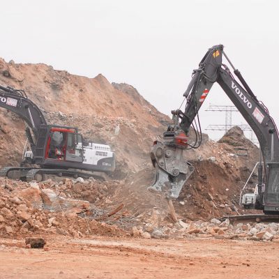 2 Bagger mit verschiedenen Anbauteilen bereiten Bauschutt auf dem BTB Reyclinghof auf