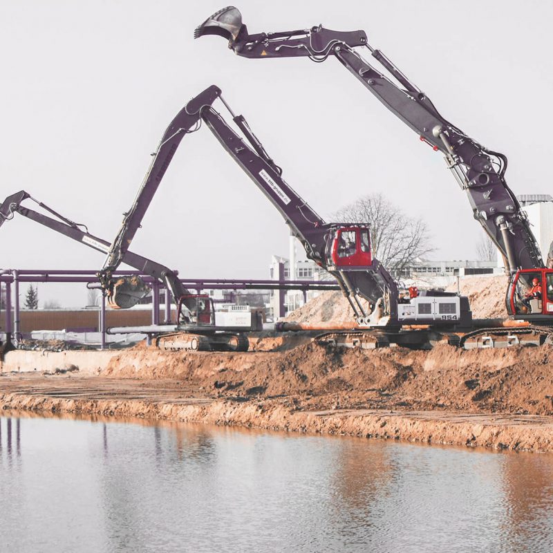 3 große, schwere Unterwasserbagger von BTB im Einsatz