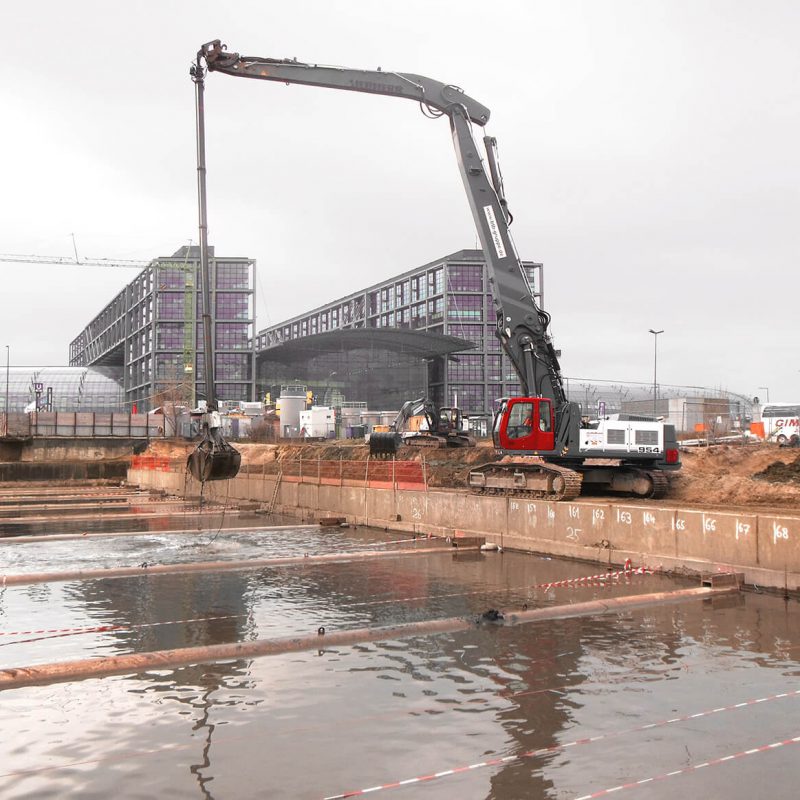 ein Bagger beim Unterwasseraushub am Berliner Hauptbahnhof